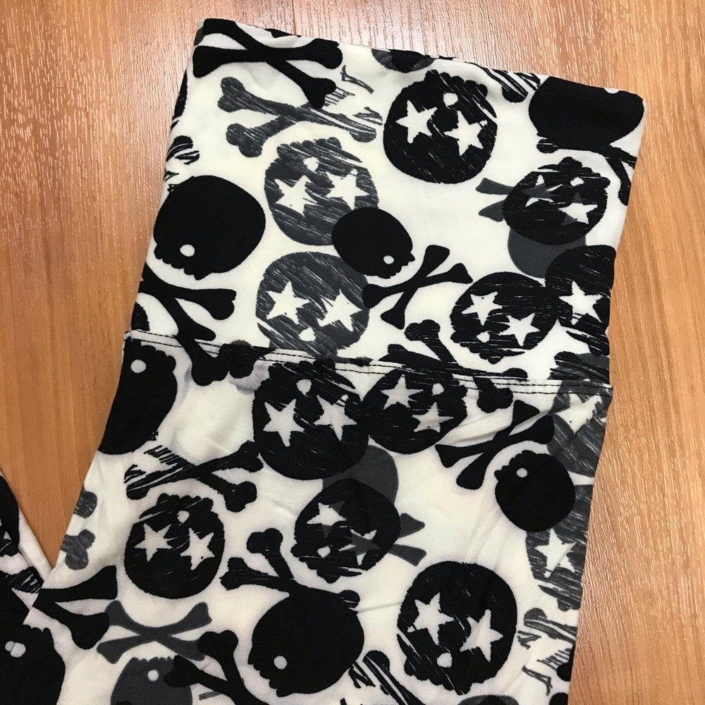 Just In‼️B&W Skulls Soft Yoga 5” Waist Leggings - Picture 3 of 5
